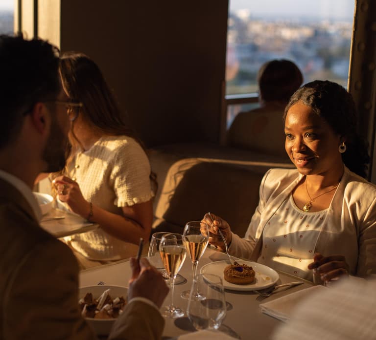 Paris: Elegant Dinner with Drinks in the Eiffel Tower