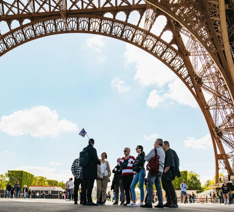 Paris: Eiffel Tower Fully Guided Tour with Summit Option