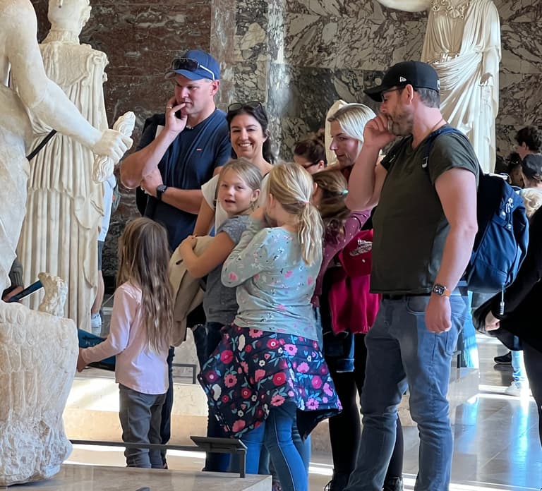 Paris Louvre: 2-Hour Private Tour for Groups or Families