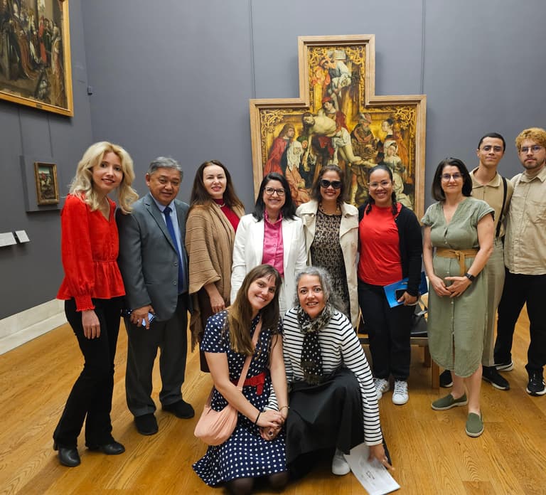 Louvre Museum (Essential) – Masterpieces in 2 hours with a photo shoot