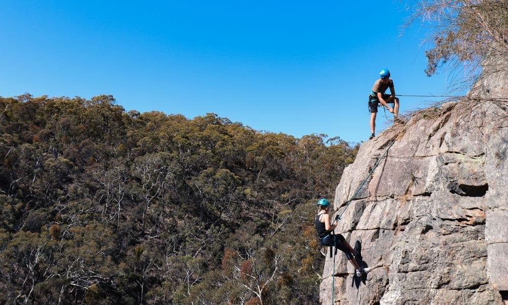 Aventura de um dia inteiro de escalada em rocha e rapel