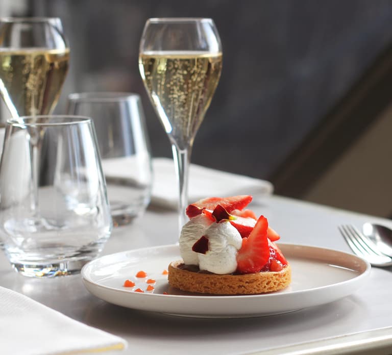 Paris: Elegant Dinner with Drinks in the Eiffel Tower