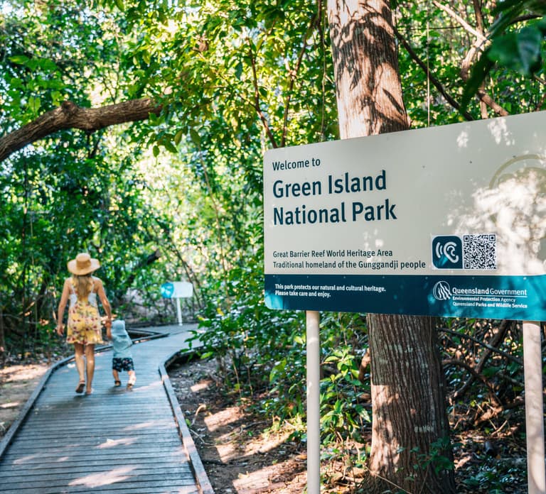 Cairns: Green Island Snorkelling or Glass Bottom Boat