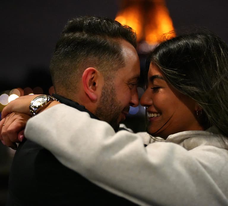 Paris: Professional photoshoot at the Eiffel Tower