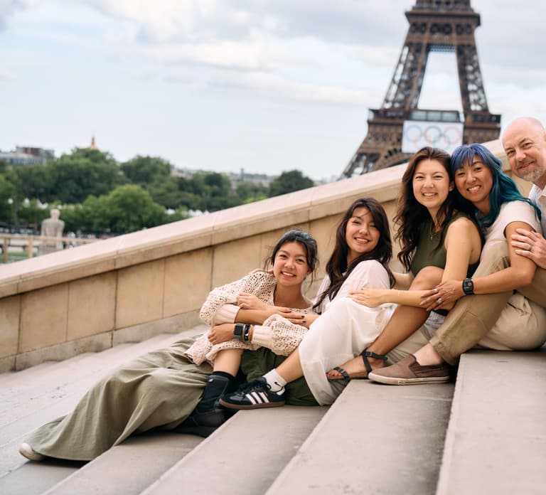 Paris: Professional photoshoot at the Eiffel Tower