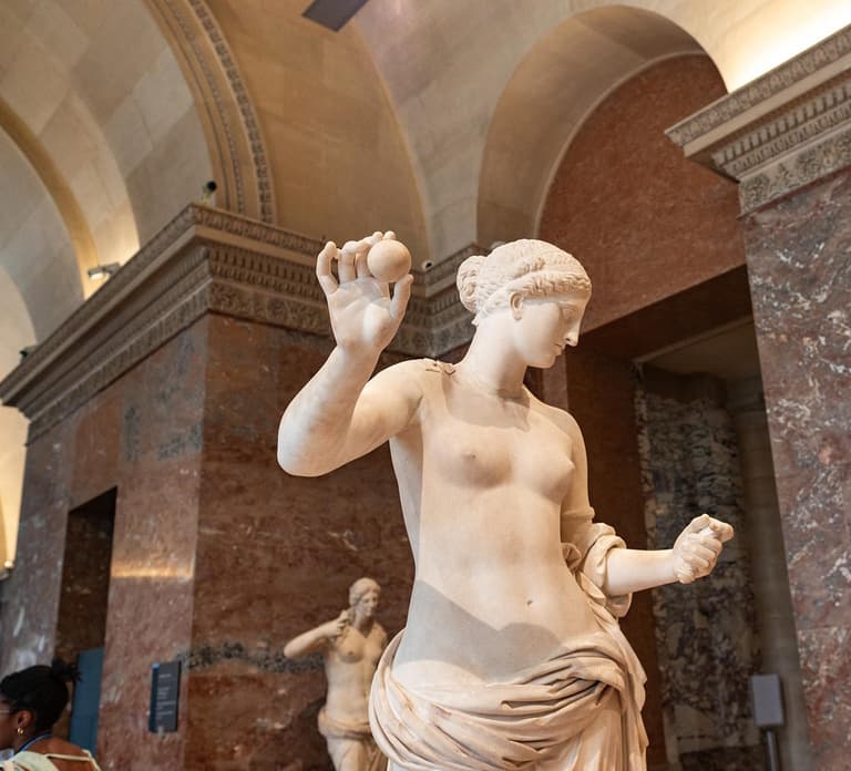 Parijs: Privérondleiding met hoogtepunten van het Louvre Museum voor senioren