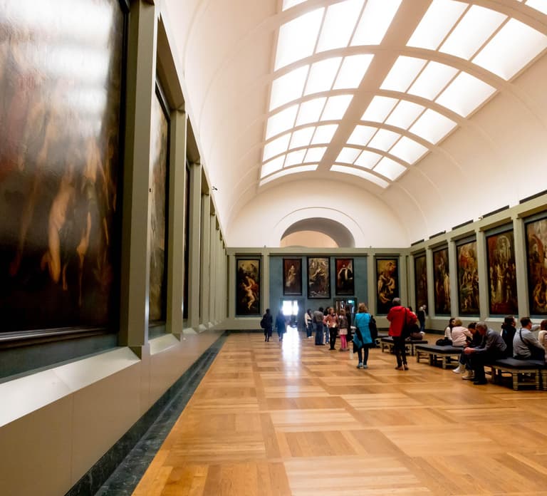 Paris: Louvre Museum First Entrance with host to Mona Lisa