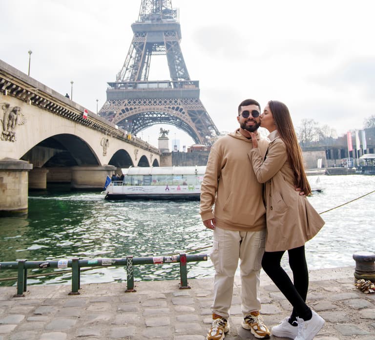 Paris: Eiffel Tower Photoshoot with a Professional
