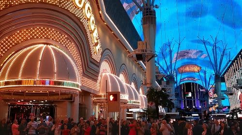 Downtown Las Vegas Fremont Street ao anoitecer