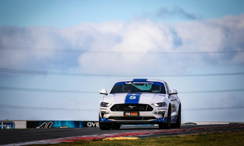 Combo de Experiência de Pilotagem de V8 Mustang e Hot Lap - 8 Voltas