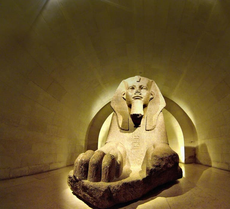 Night at the Louvre Museum: 6-people Max Guided Exploration