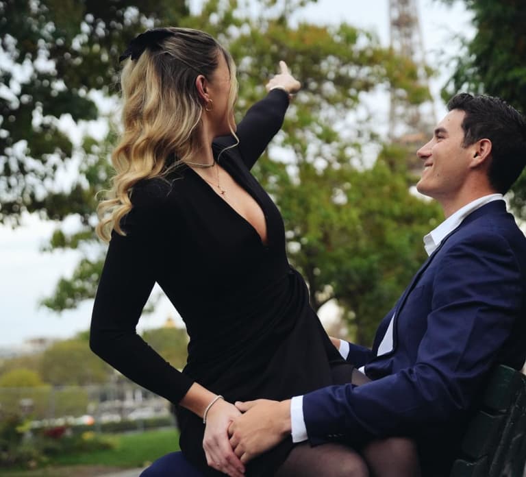 Paris: Professional photoshoot at the Eiffel Tower