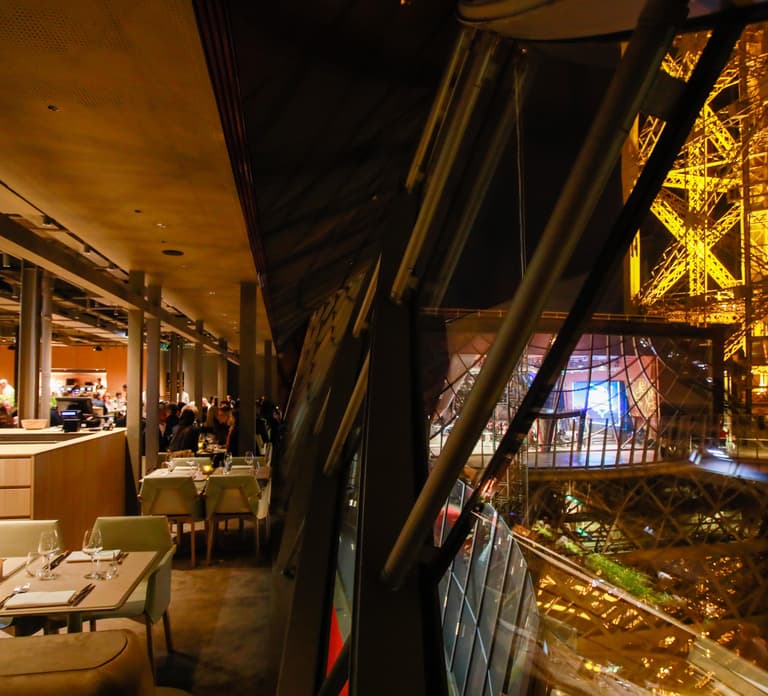 Paris: Romantic Valentine's Day dinner in the Eiffel Tower