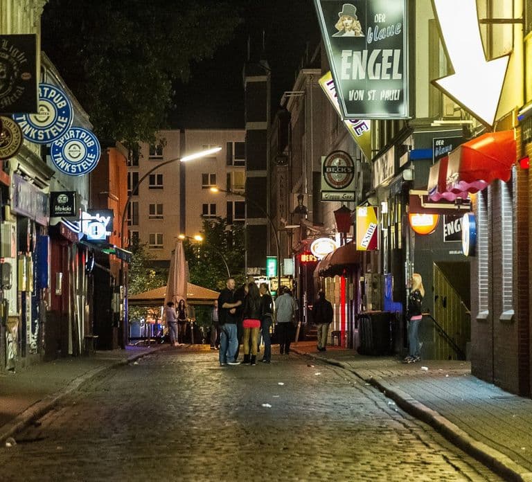 Hamburg: St. Pauli Highlights Guided Tour with Beer for 18+