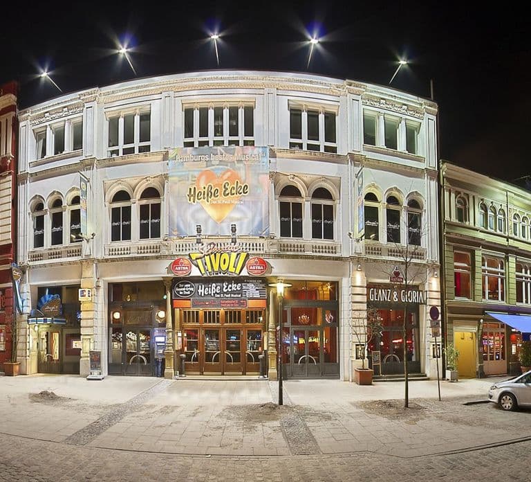 Hamburg: St. Pauli Highlights Guided Tour with Beer for 18+