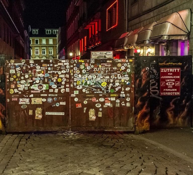Hamburg: St. Pauli Highlights Guided Tour with Beer for 18+