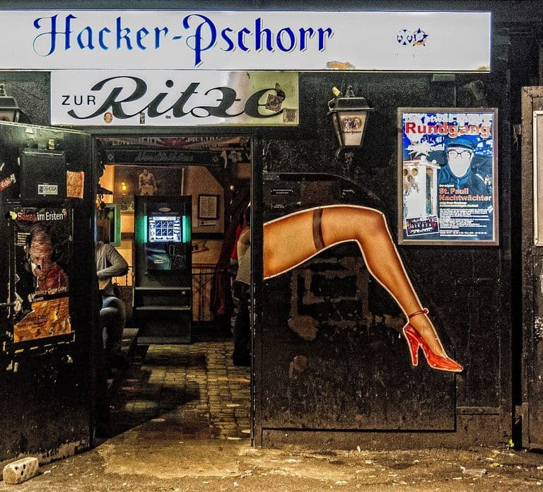 Hamburg: St. Pauli Highlights Guided Tour with Beer for 18+