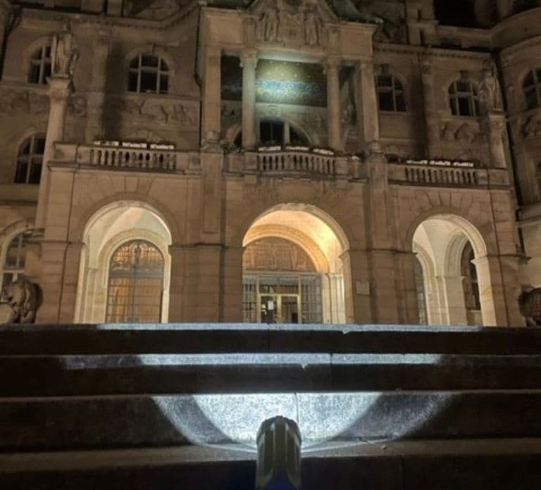 Hanover: Flashlight Guided Walking Tour at Night