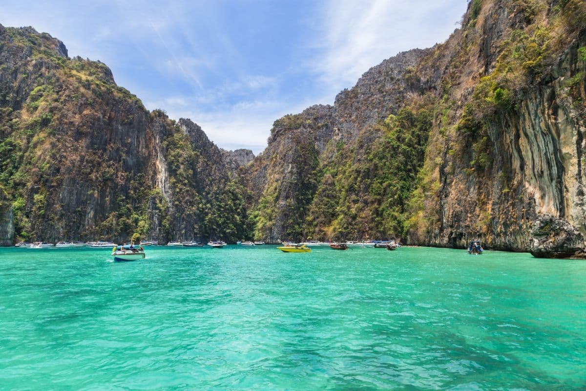 Participe do passeio para Maithon Island, Phi Phi Island, Maya Beach e Khai Island de lancha ou catamarã rápido