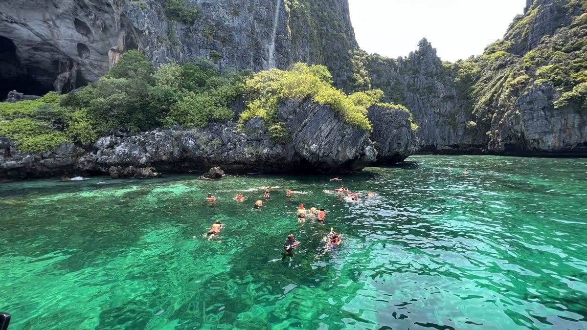 Participe do passeio para Maithon Island, Phi Phi Island, Maya Beach e Khai Island de lancha ou catamarã rápido