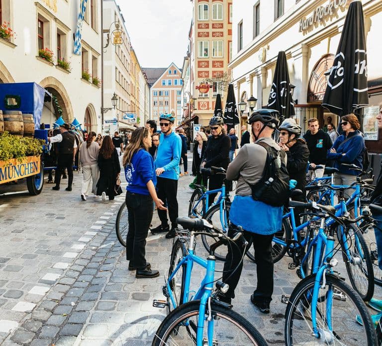 Munich: Guided City Tour by Bike with Beer Garden Stop