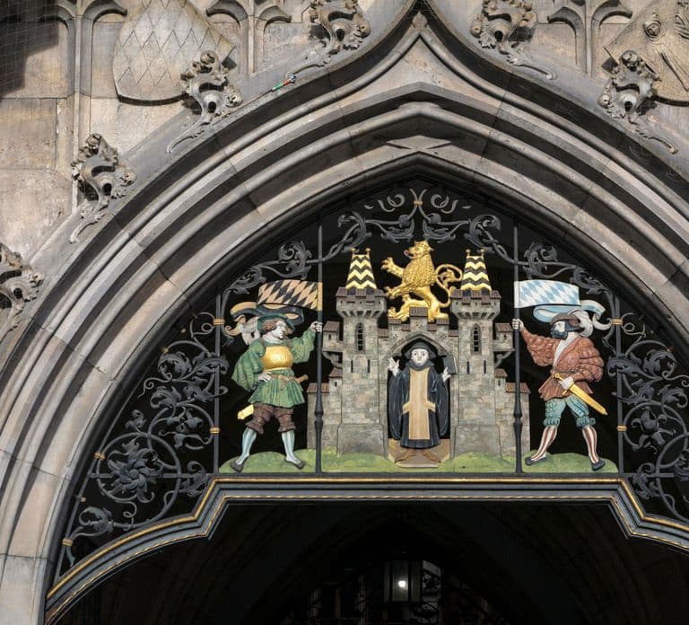 Munich: Guided Tour of the historic Town Hall on Marienplatz