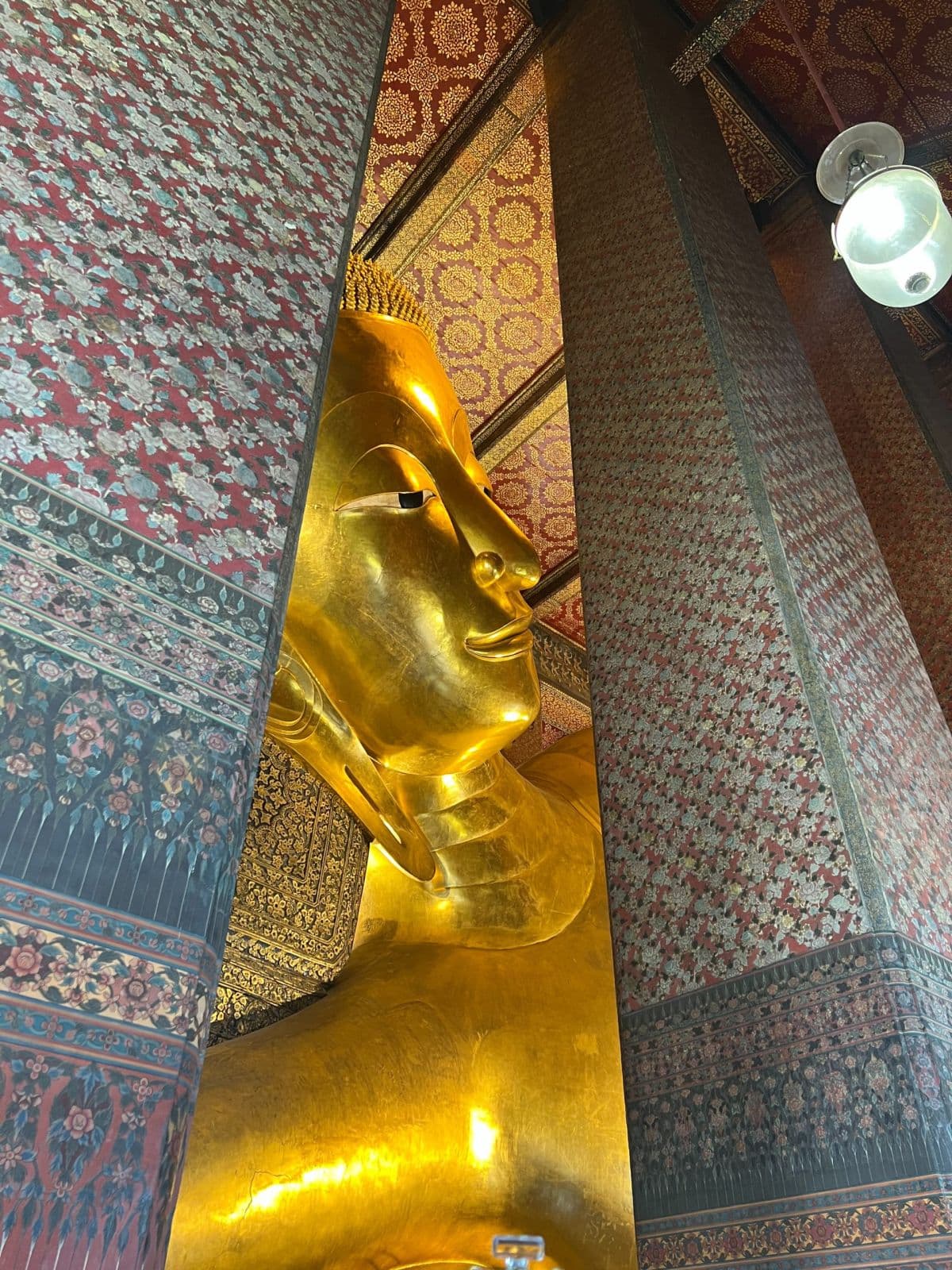 Tour guidato al Wat Pho e Wat Arun con esperto locale: Punto di incontro alla fermata dell'autobus di fronte all'Elefin Café su Maharat Road