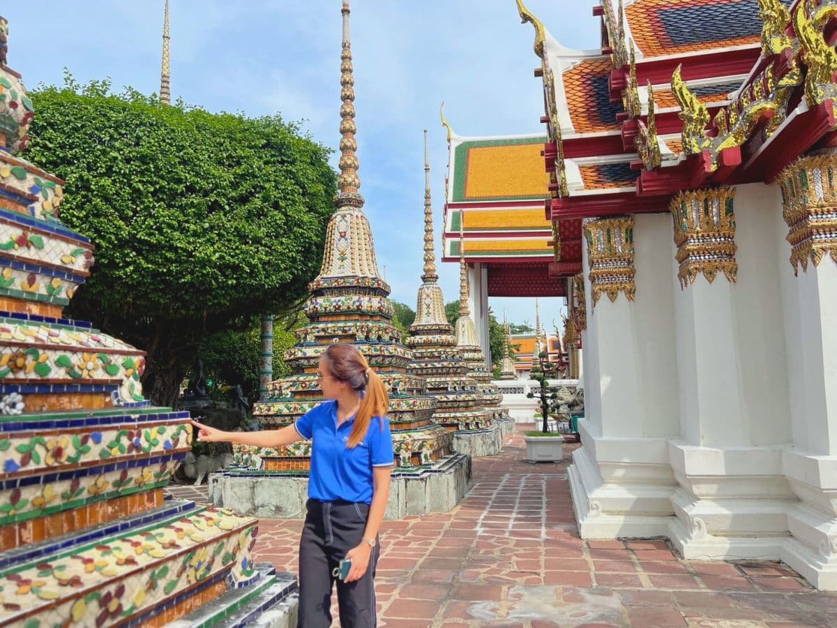 Tour guidato al Wat Pho e Wat Arun con esperto locale: Punto di incontro alla fermata dell'autobus di fronte all'Elefin Café su Maharat Road