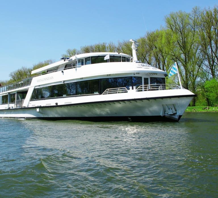 Regensburg: Sightseeing Boat Tour to Walhalla