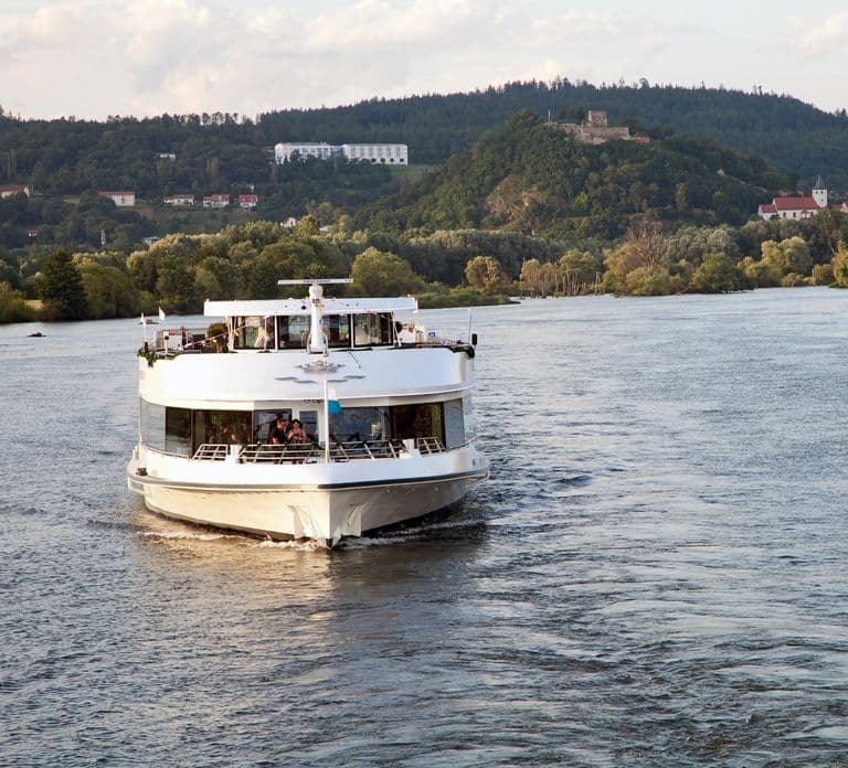 Regensburg: Sightseeing Boat Tour to Walhalla