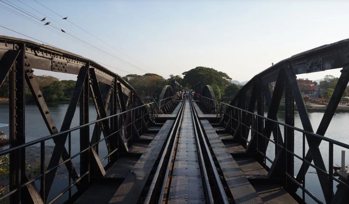 Odisseia em Kanchanaburi: Tiger Cave Temple, Death Railway e Santuário de Elefantes