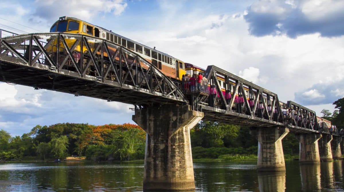 Odisseia em Kanchanaburi: Tiger Cave Temple, Death Railway e Santuário de Elefantes
