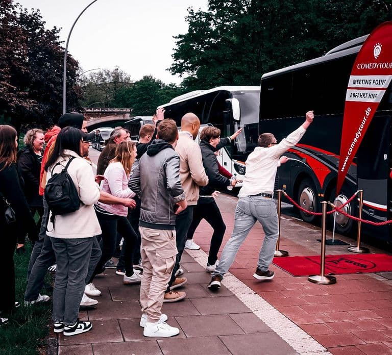 Dresden: 1.5-Hour Comedy Bus Tour in German