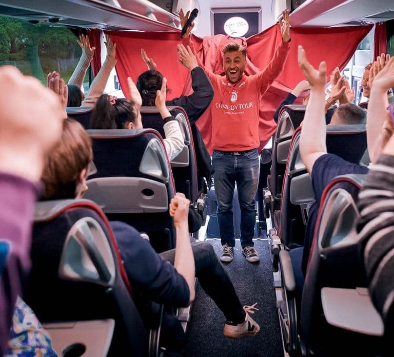Dresden: 1.5-Hour Comedy Bus Tour in German
