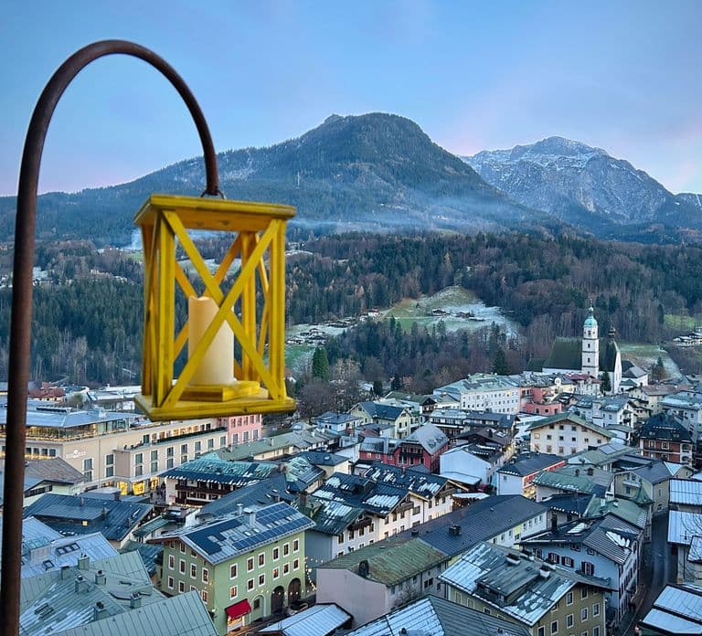Berchtesgaden: Private Christmas Walking Tour with Drink