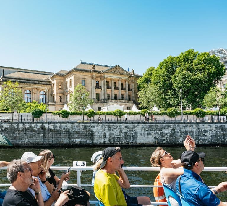 Berlin: 1-Hour City Tour by Boat with Guaranteed Seating