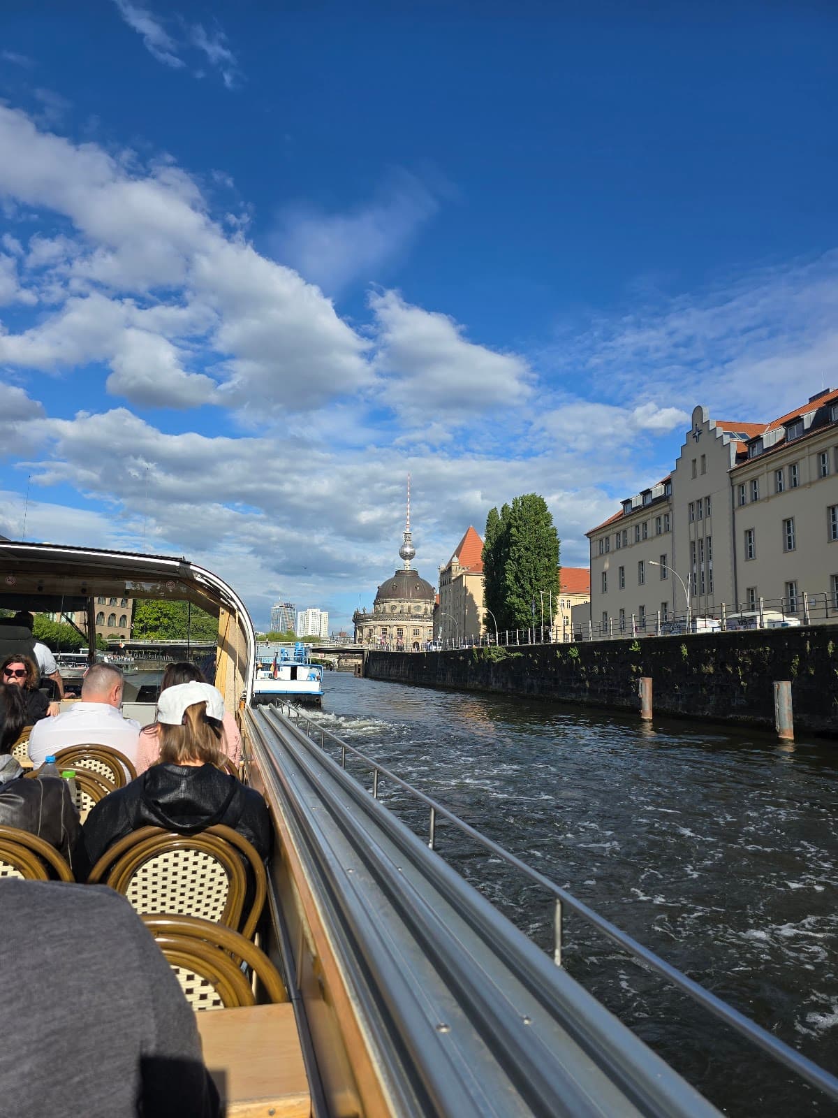 Berlin: 1-Hr Historical Sightseeing Cruise from Nikolaiviertel