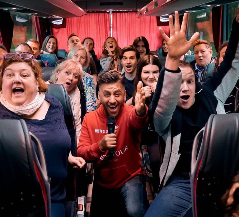 Berlin: 1.5-Hour Comedy Bus Tour in German