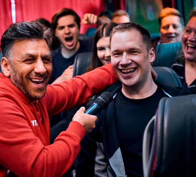 Berlin: 1.5-Hour Comedy Bus Tour in German