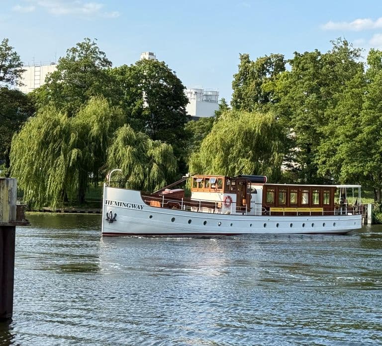 Berlin: 1h Boutiquestyle-Cruise on the Historic Hemingway