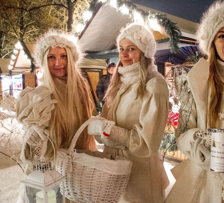Berlin: 2-Hour Christmas Lights Bus Tour incl. Mulled Wine