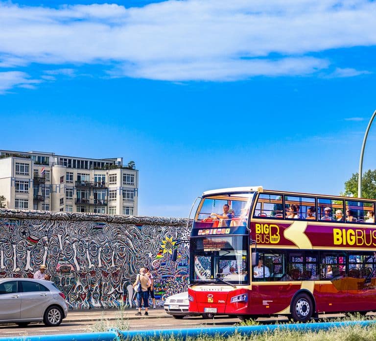 Berlin: Big Bus Hop-On Hop-Off Sightseeing-Tour & Currywurst