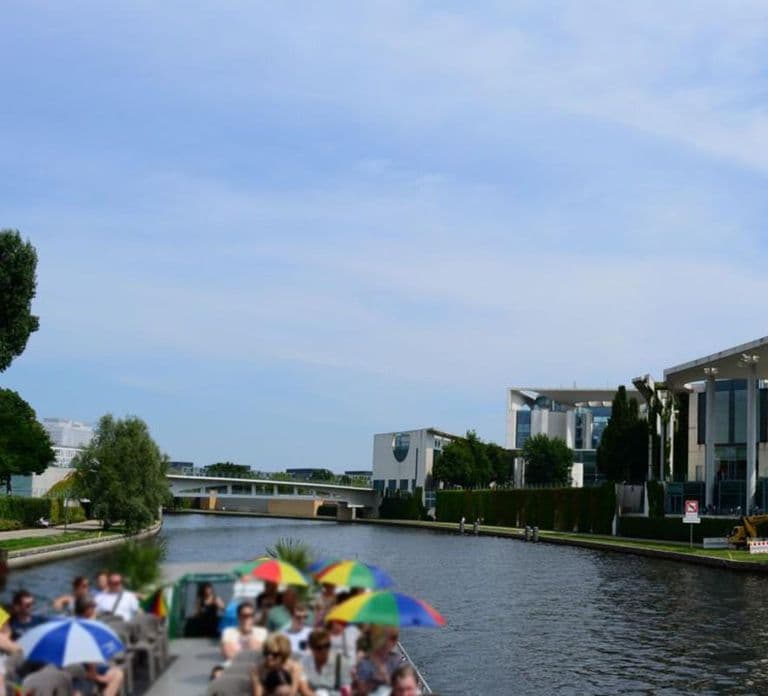 Berlin: Bootstour - Sightseeing Brückenfahrt auf der Spree
