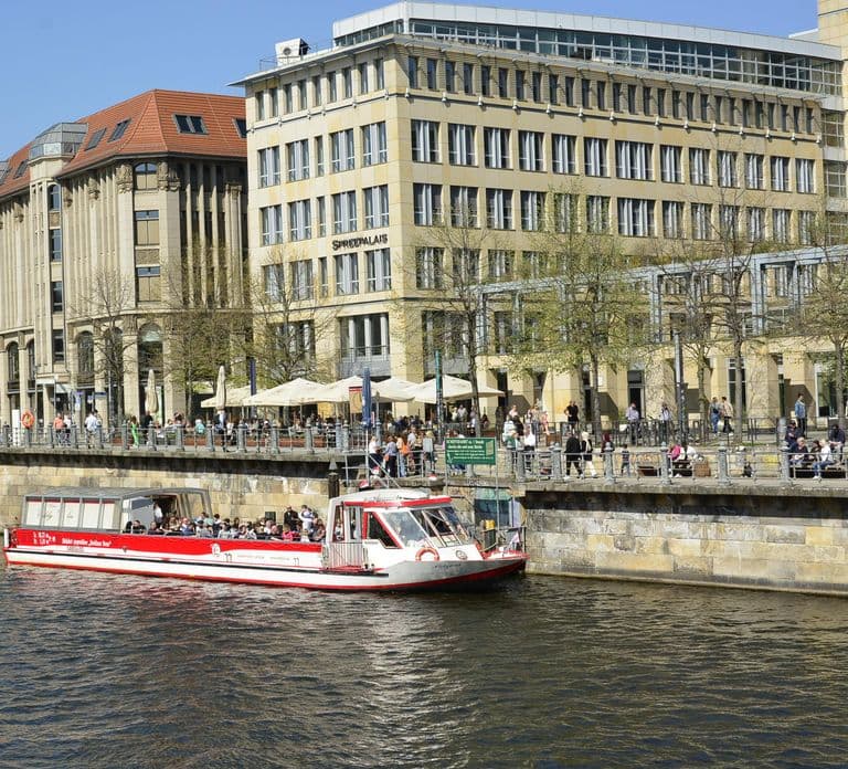 Berlin: City Boat Cruise with Heating and DE/EN Guide