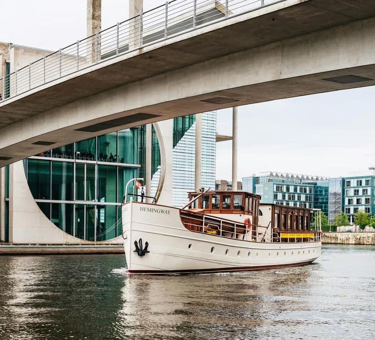 Berlín: Crucero nocturno en yate con aperitivo
