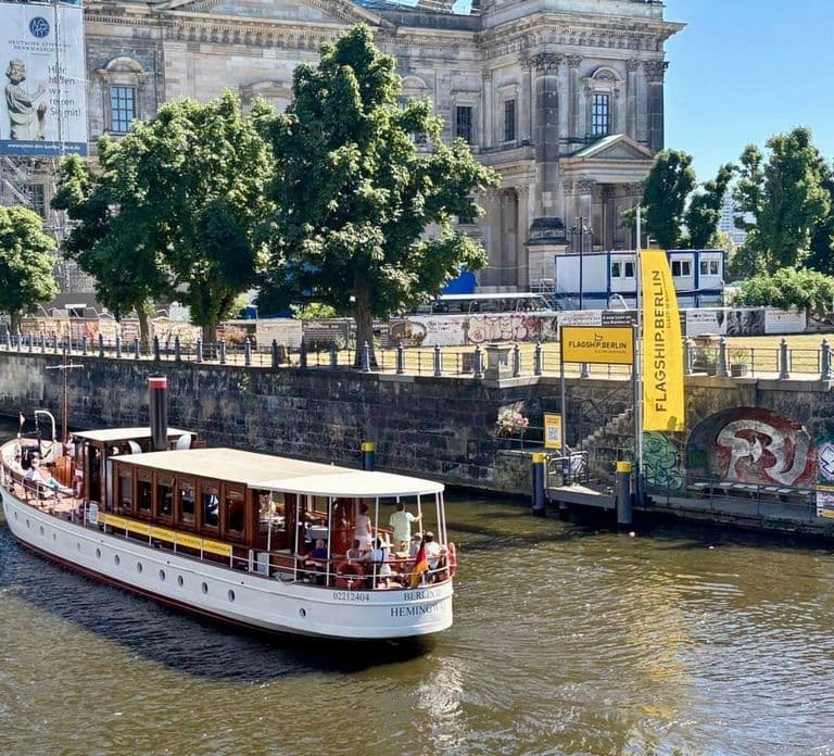 Berlin: Evening Yacht Cruise with Aperitif