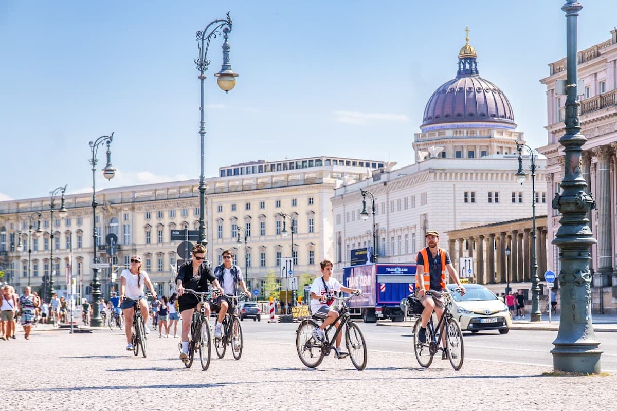 Berlin: Guided Bike Tour to Explore the Highlights