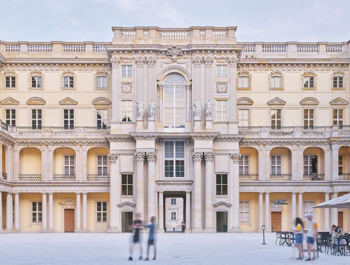 Berlin: Historical Centre Guided Tour with Humboldt Forum and Museum Island