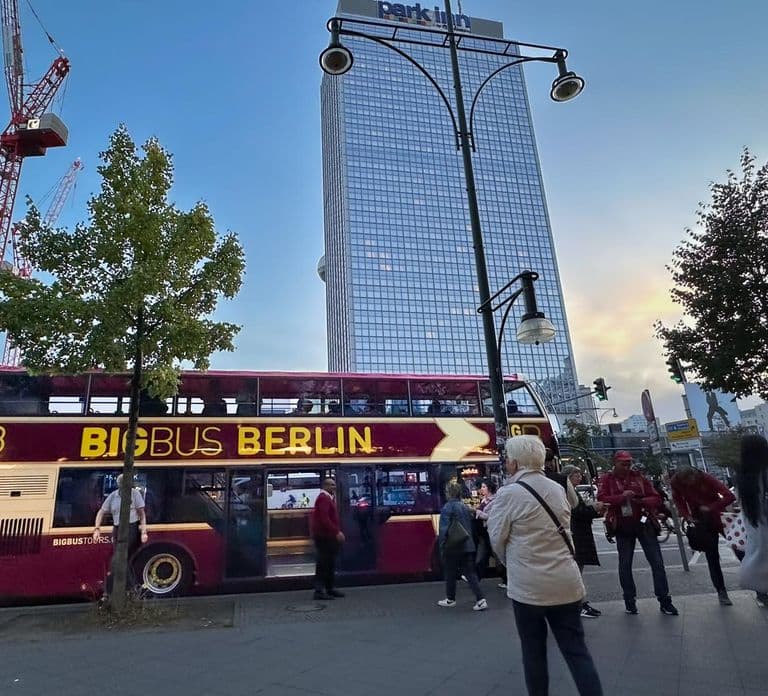 Berlim: Passeio Turístico Noturno com Guia ao Vivo em Ônibus Aberto