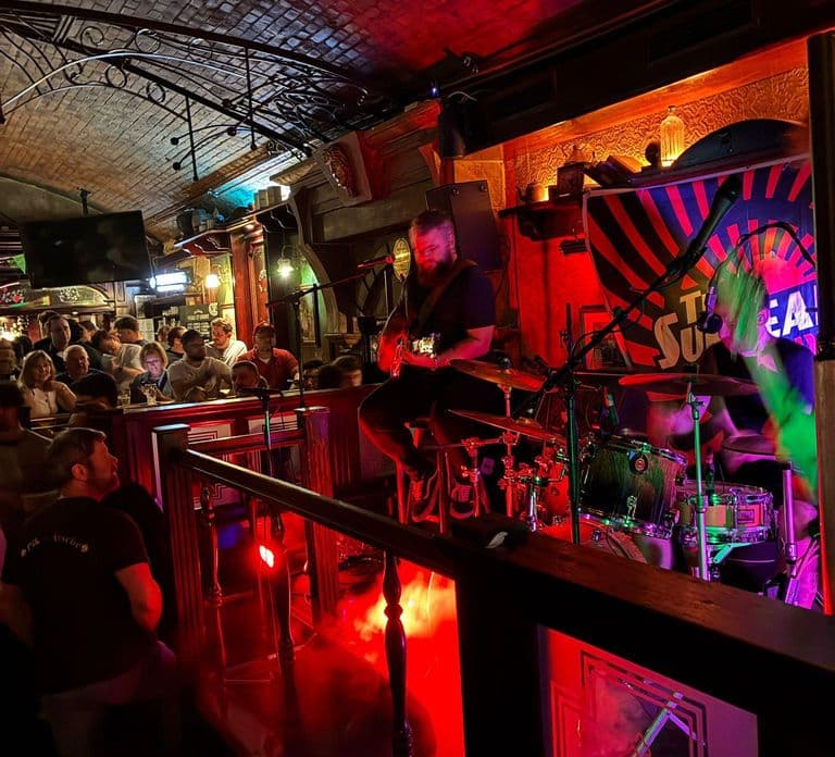 Berlim: Pub Crawl & Festa com Shots Gratuitos e Acesso VIP a Clubes